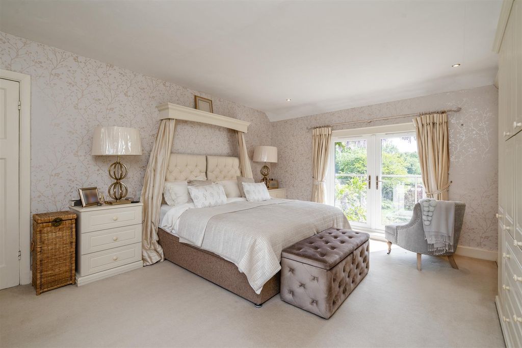 Property photo 3 of 24 74 Dovehouse Lane_16.Jpg