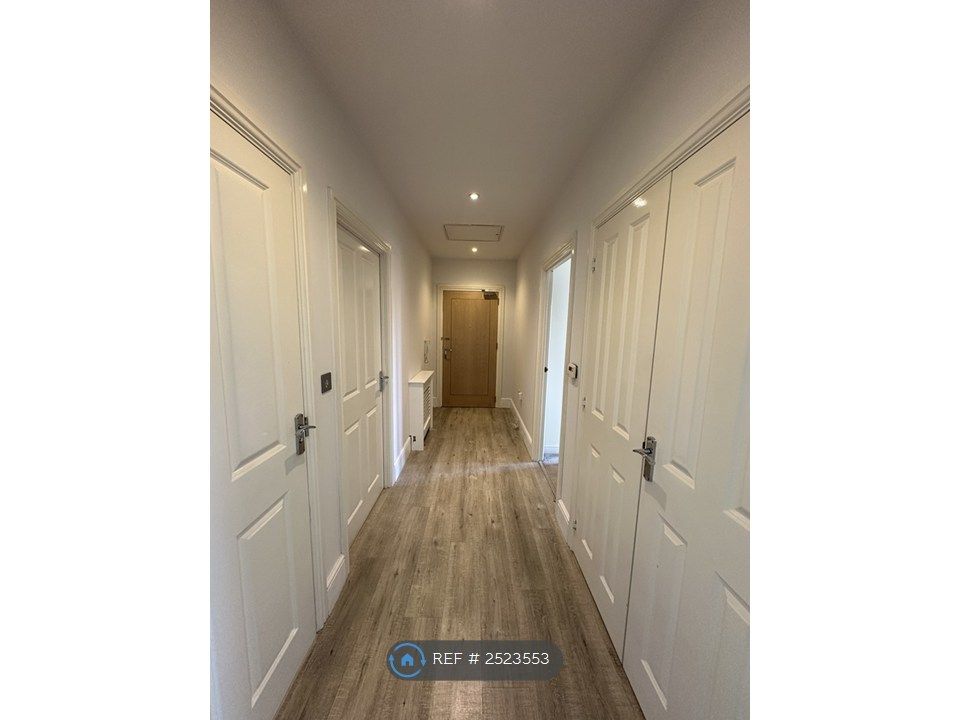 Property photo 3 of 11 Hallway