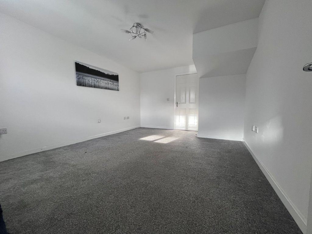 Property photo 2 of 11 Living Room