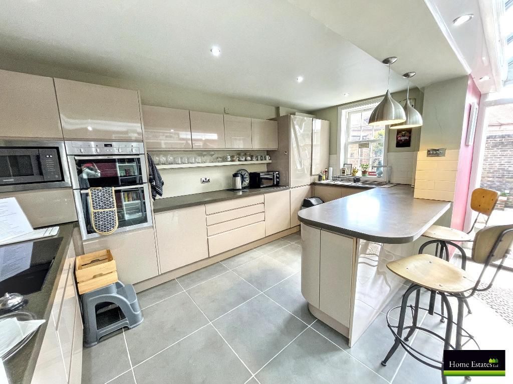 Property photo 3 of 16 Kitchen