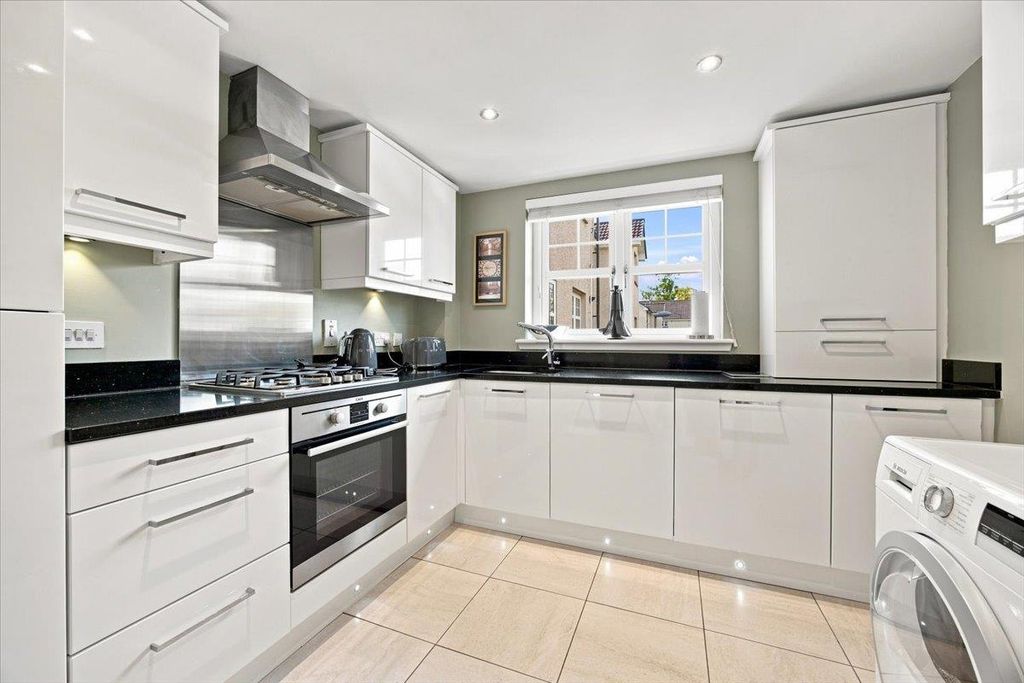 Property photo 3 of 15 06-1-1_11_Bothlin_Court_Lenzie_006.Jpg