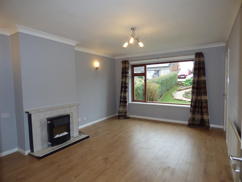 Property photo 2 of 8 39 Sisley Ave Lounge.Jpg
