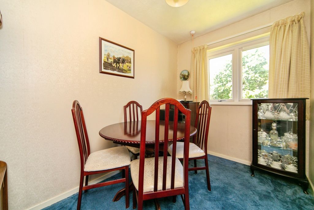 Property photo 3 of 10 Dining Area