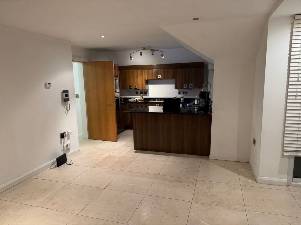 Property photo 2 of 7 Living Room/ Kitchen