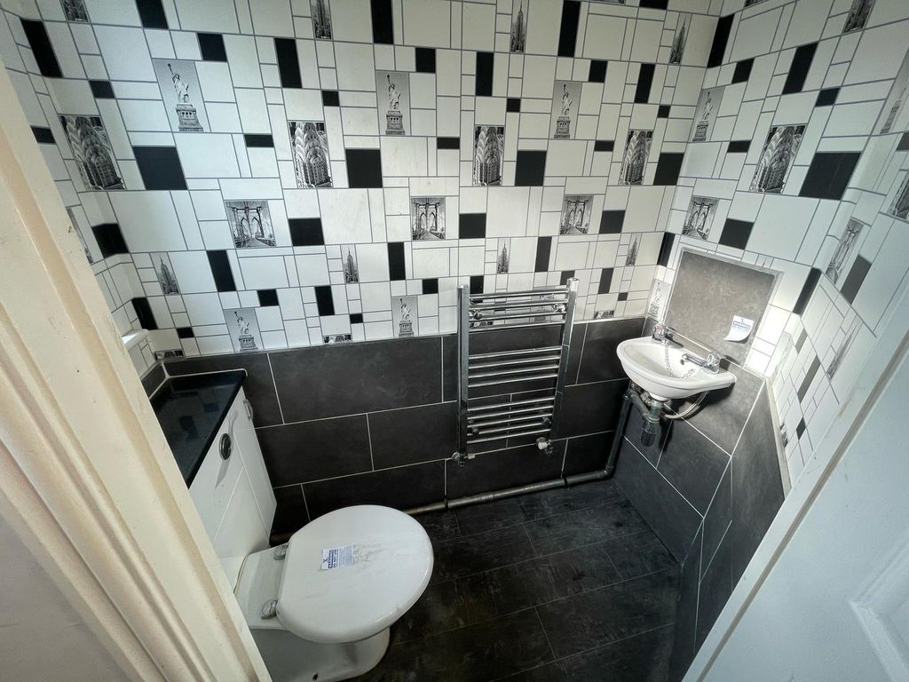 Property photo 3 of 5 Cloakroom