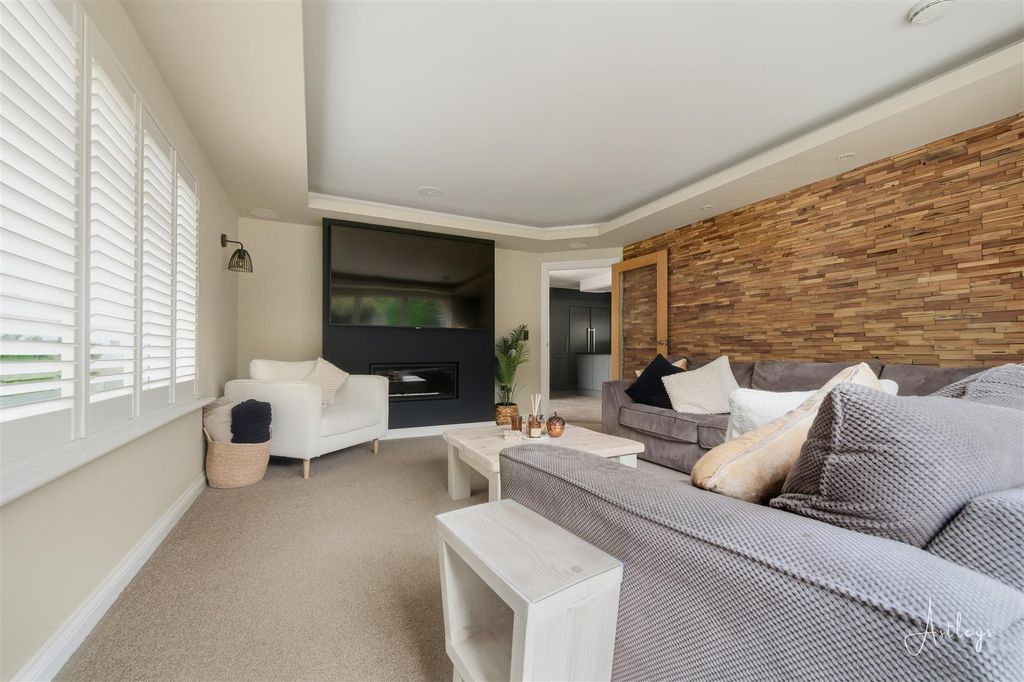 Property photo 3 of 41 Lounge