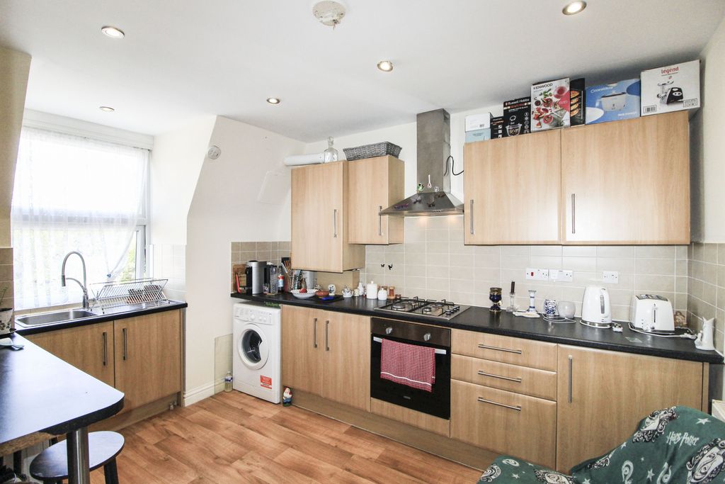 Property photo 1 of 15 One Double Bedroom 2nd Floor Flat For Sale
