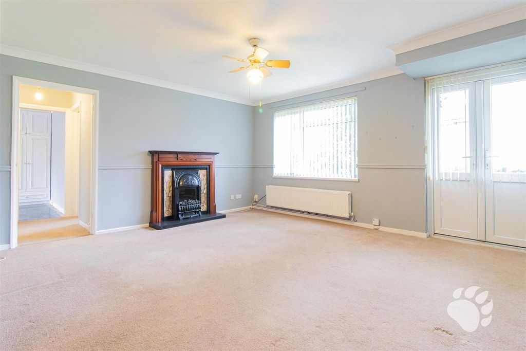Property photo 3 of 12 Lounge