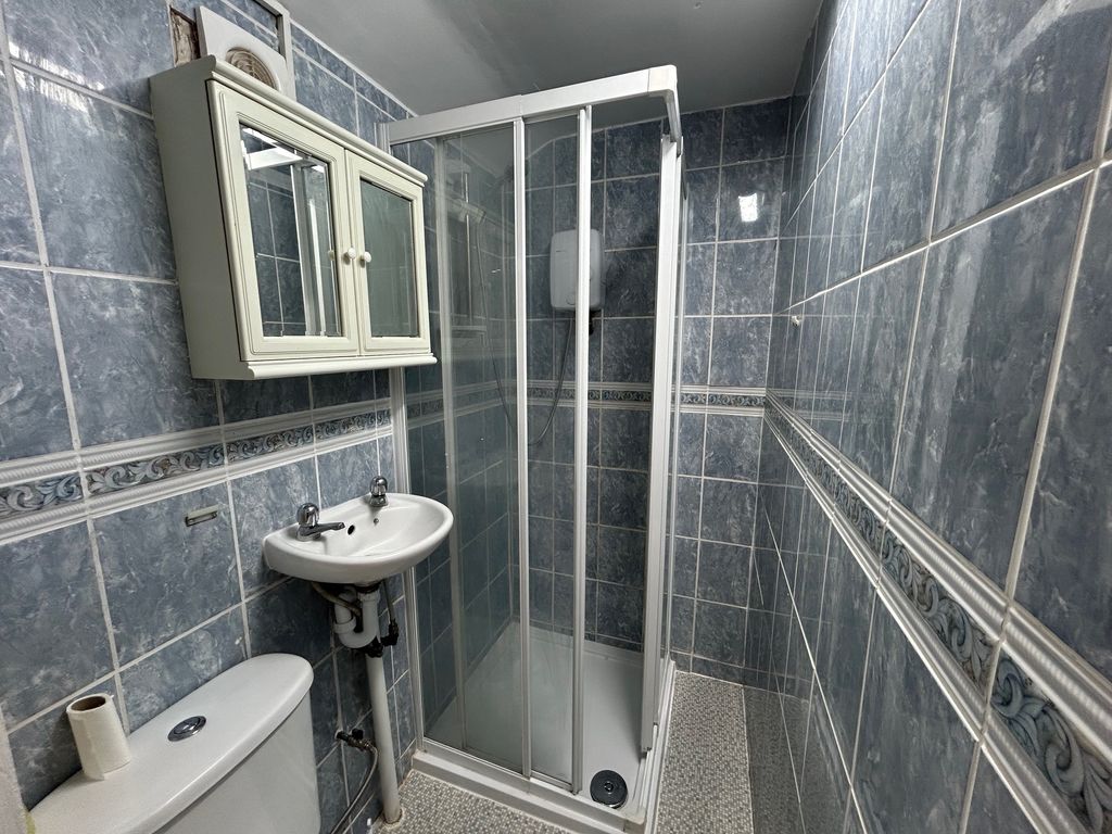 Property photo 3 of 5 Kingsfieldbathroom
