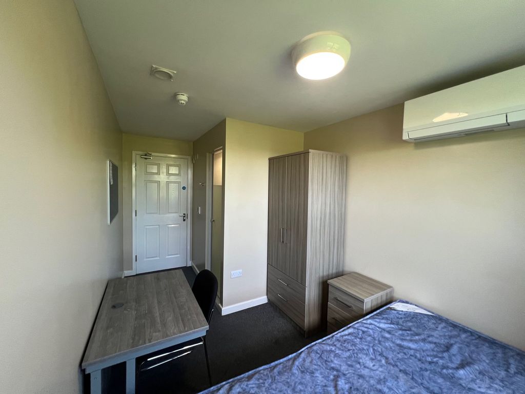 Property photo 2 of 20 Well-Appointed Single Bedroom With A Study Desk An...