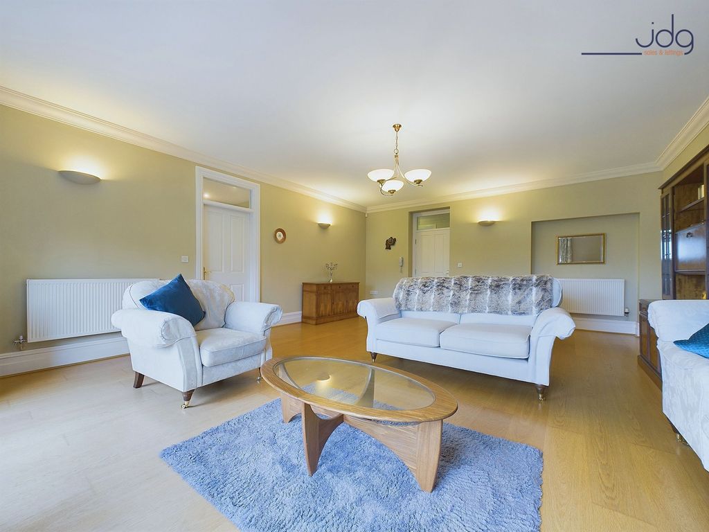 Property photo 2 of 18 Lounge