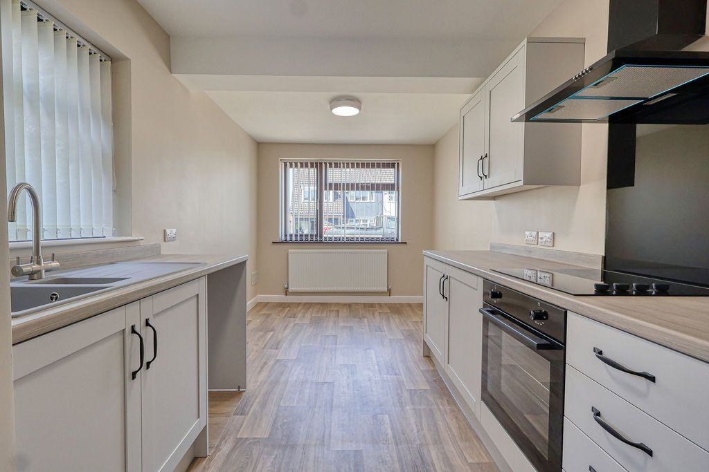 Property photo 3 of 19 Kitchen