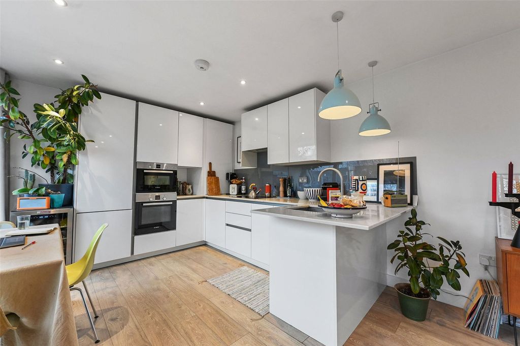 Property photo 3 of 11 Kitchen