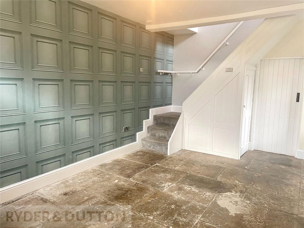 Property photo 3 of 26 Lounge