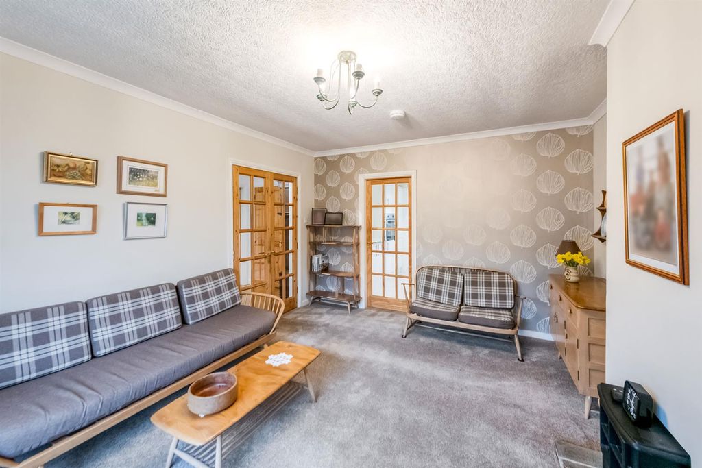 Property photo 3 of 23 Lounge