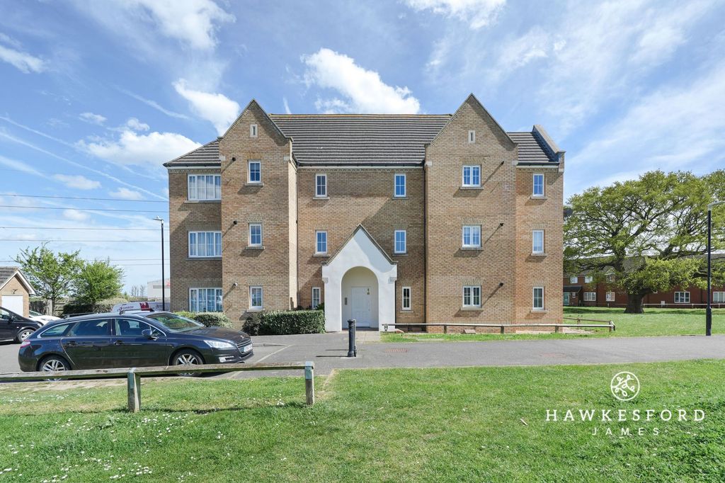 Property photo 1 of 9 Samuel Drive, Sittingbourne - Front