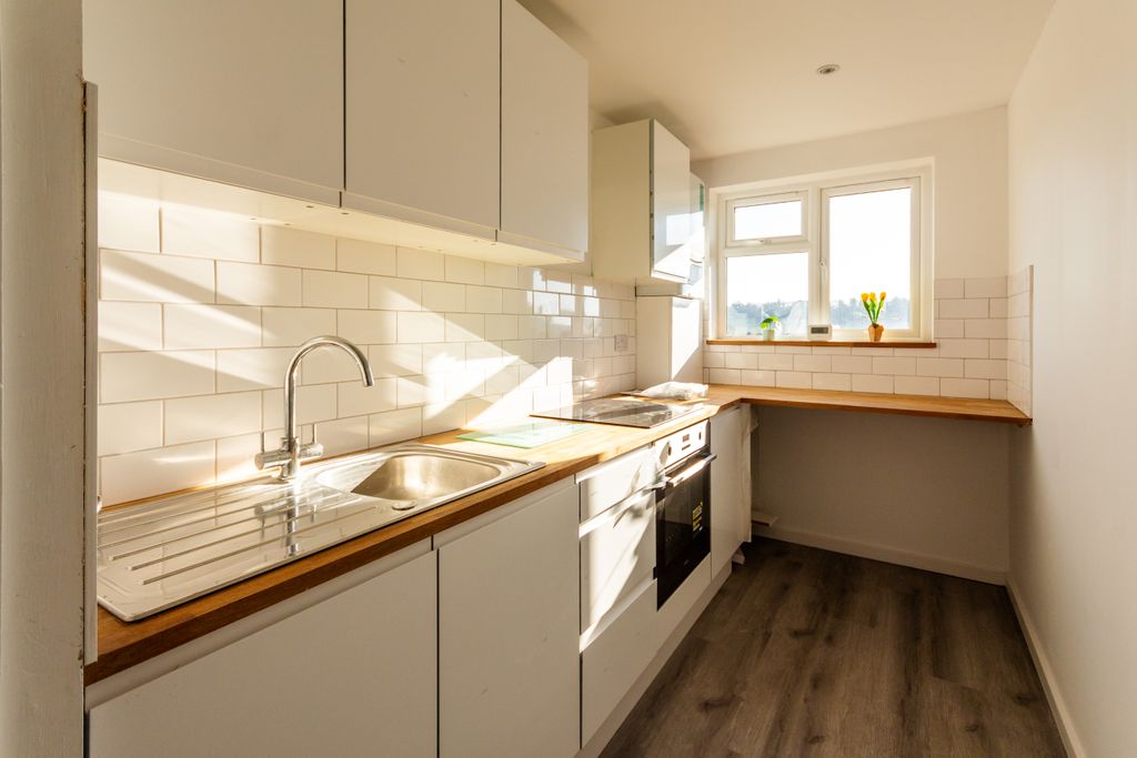 Property photo 3 of 9 Kitchen