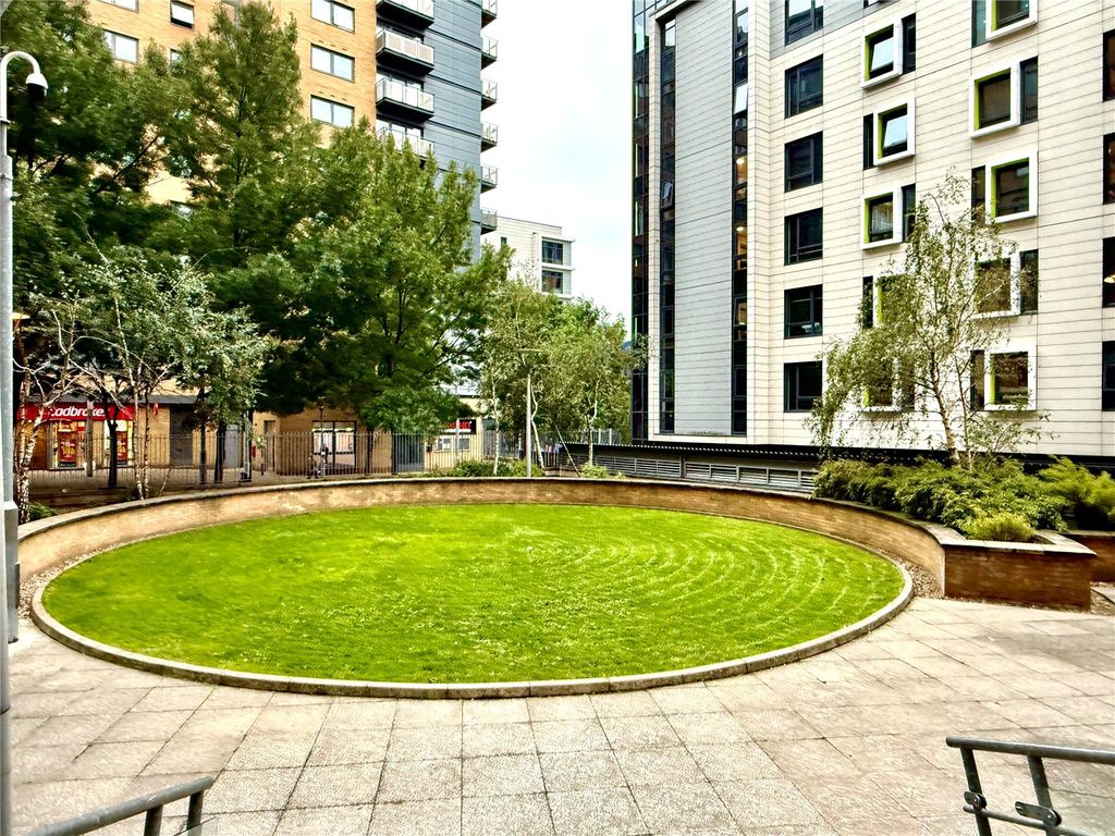 Property photo 3 of 6 Communal Gardens