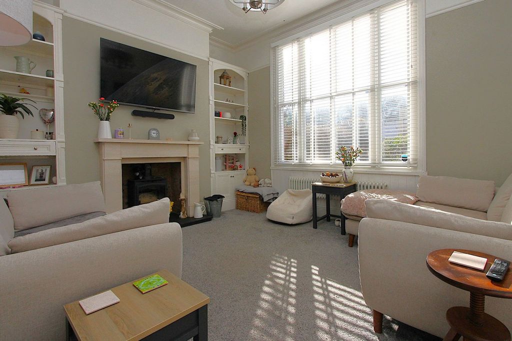 Property photo 2 of 27