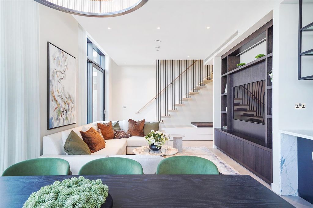 Property photo 2 of 11 Flat 4806 Hobart Building 2 Wards Place London E14