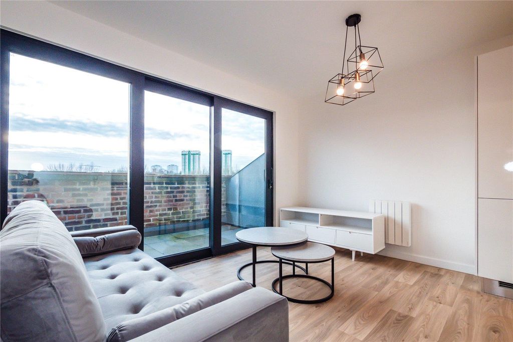 Property photo 2 of 9 Picture No. 17