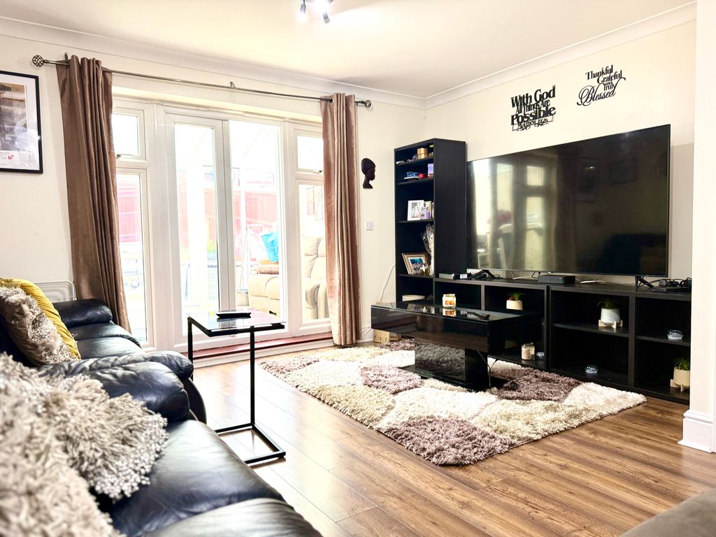 Property photo 2 of 18 Lounge