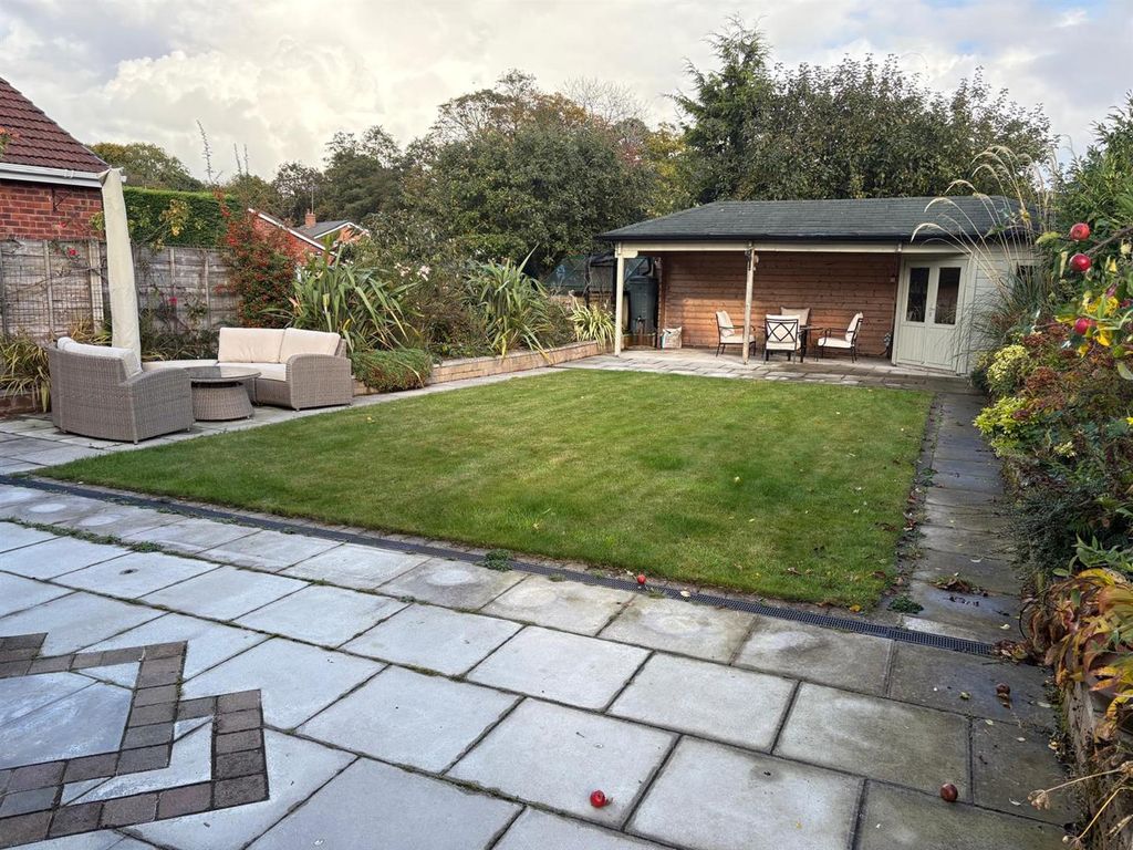 Property photo 2 of 17 Garden