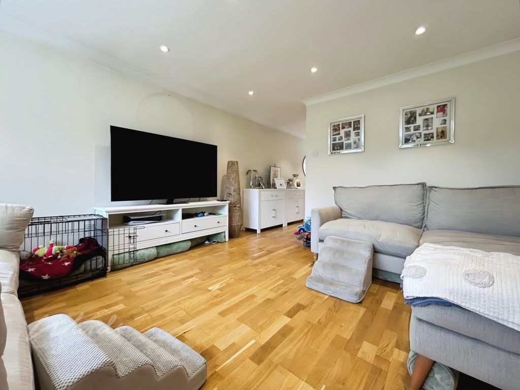 Property photo 3 of 11 Lounge