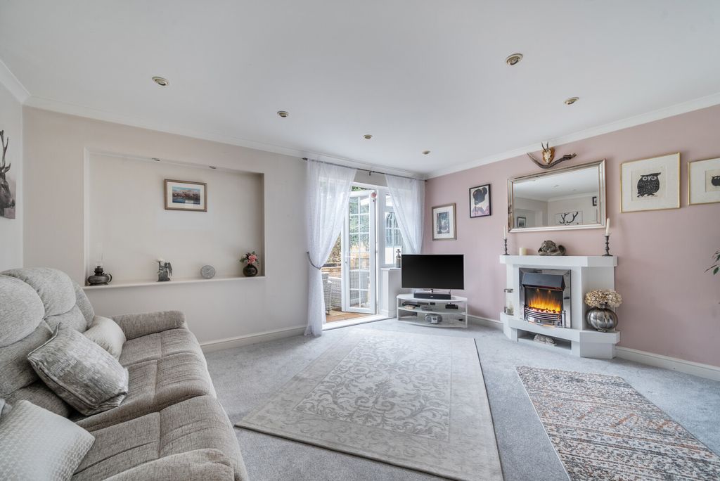 Property photo 2 of 18 Sitting Room