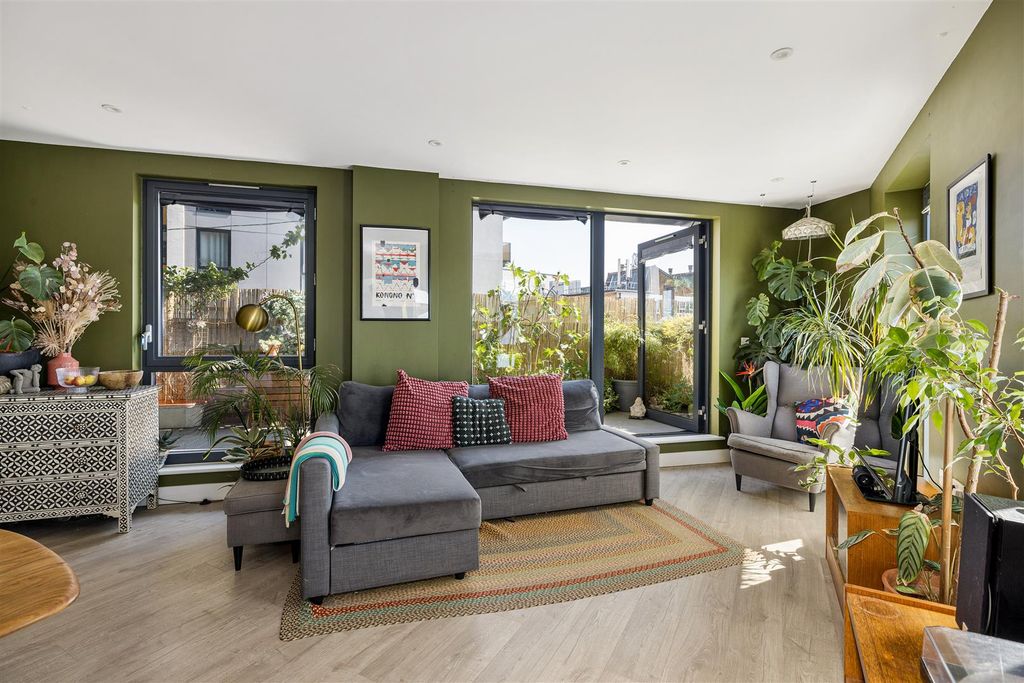 Property photo 1 of 27 Taylor House, 22c, Sutherland Road E17