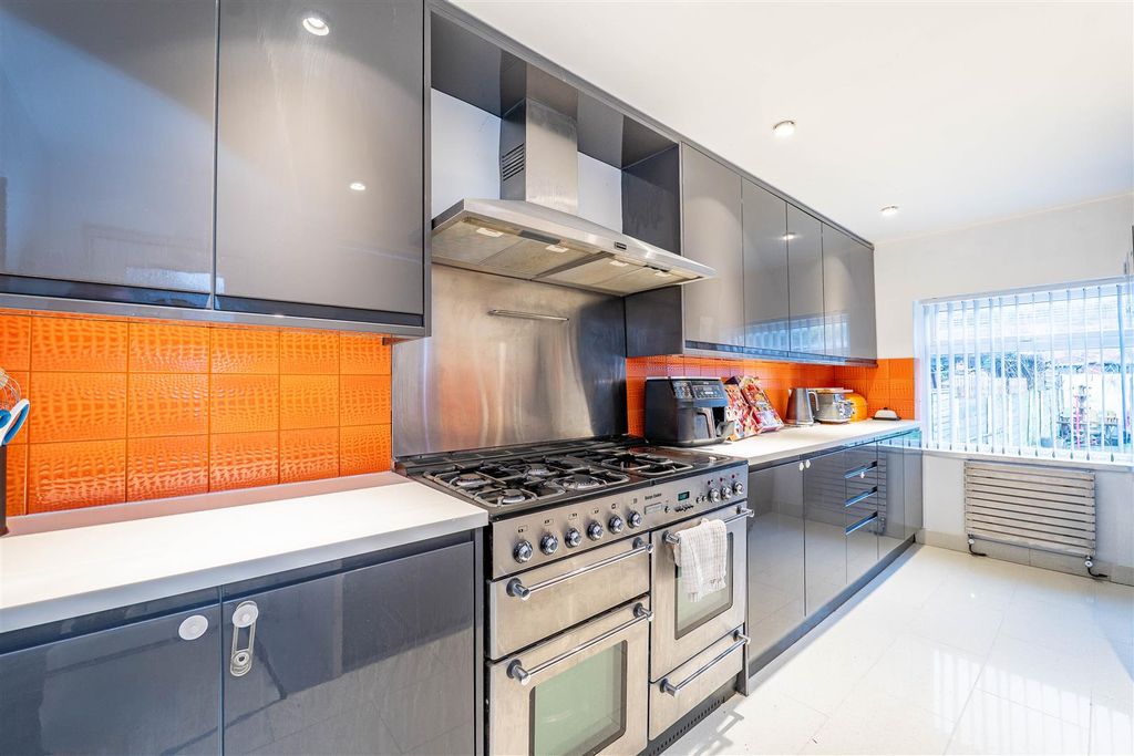 Property photo 3 of 18 Kitchen