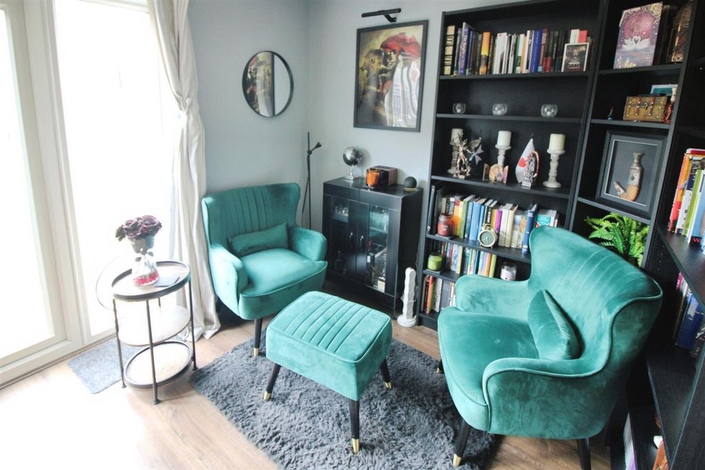 Property photo 3 of 12 Lounge