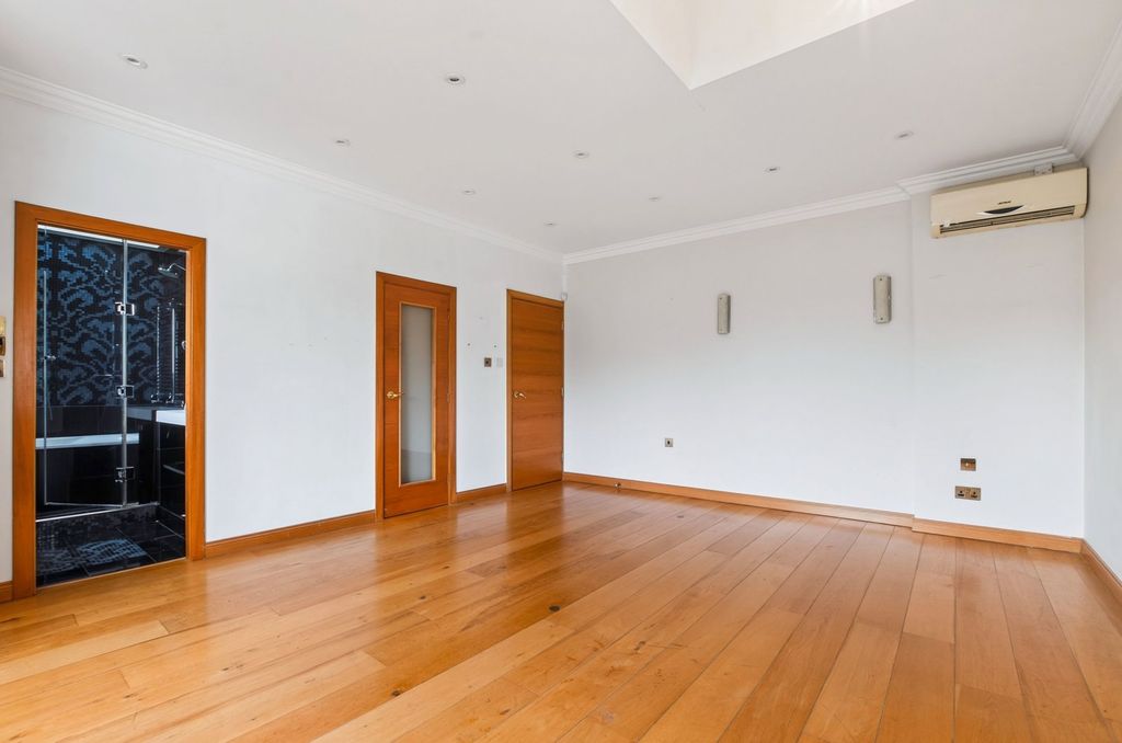 Property photo 3 of 32
