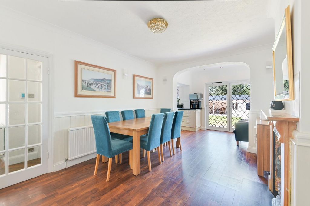 Property photo 3 of 19 Calverley Road, (11).Jpg