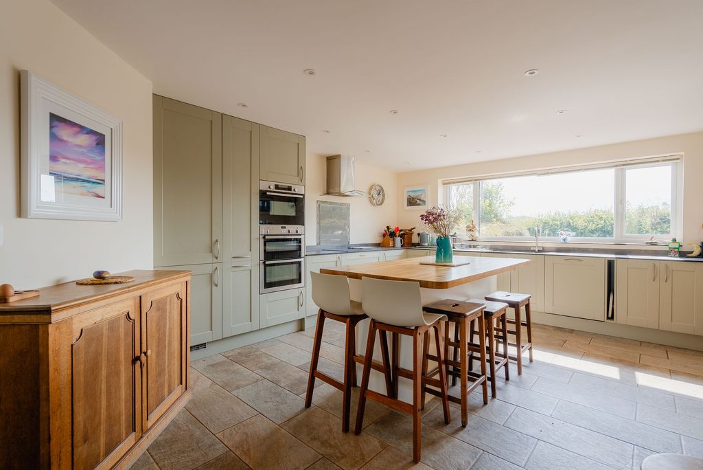 Property photo 2 of 28