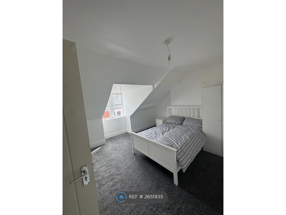 Property photo 1 of 6 Room 5 (Available)