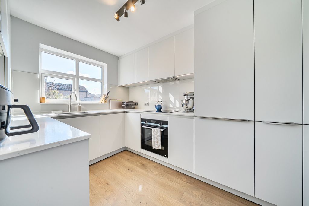 Property photo 2 of 17 1429550-16-69c50c...