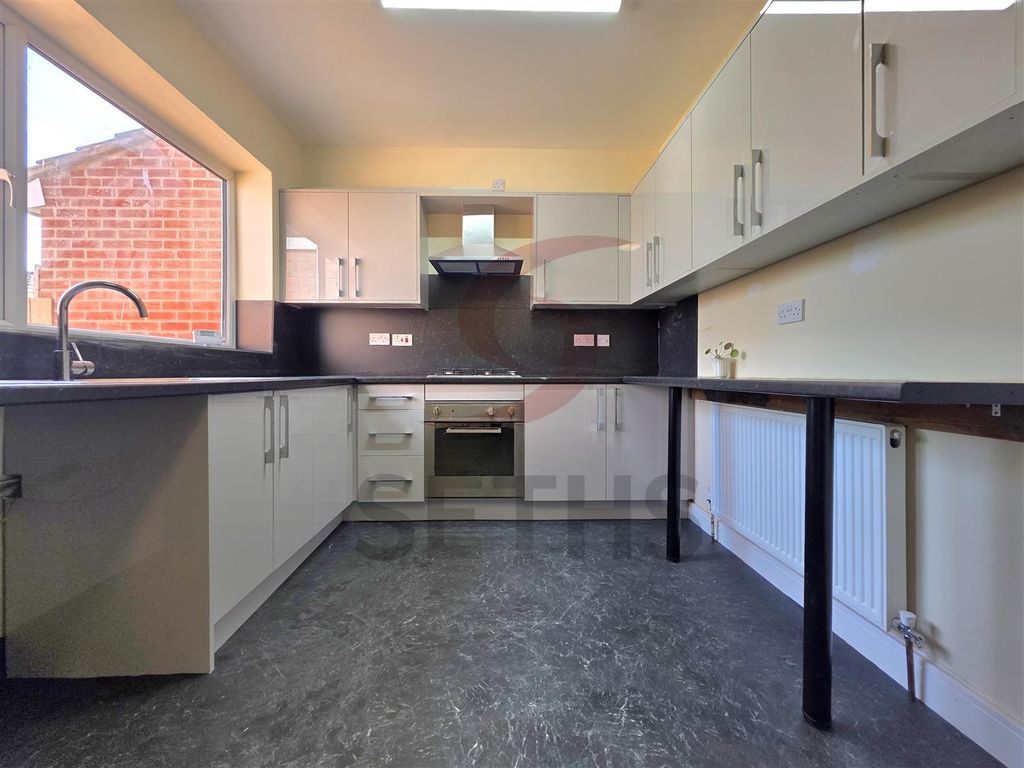 Property photo 2 of 11 Kitchen