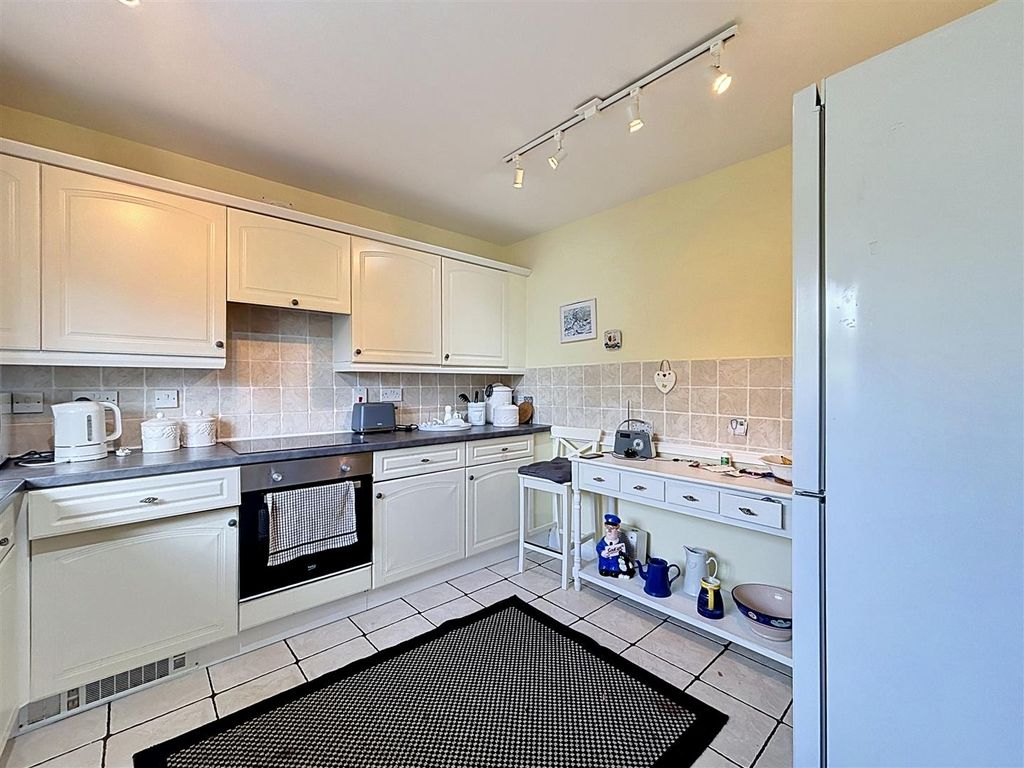 Property photo 3 of 21 Breakfast Kitchen