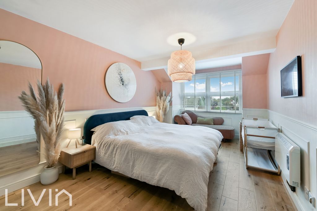 Property photo 1 of 15 Photo 11