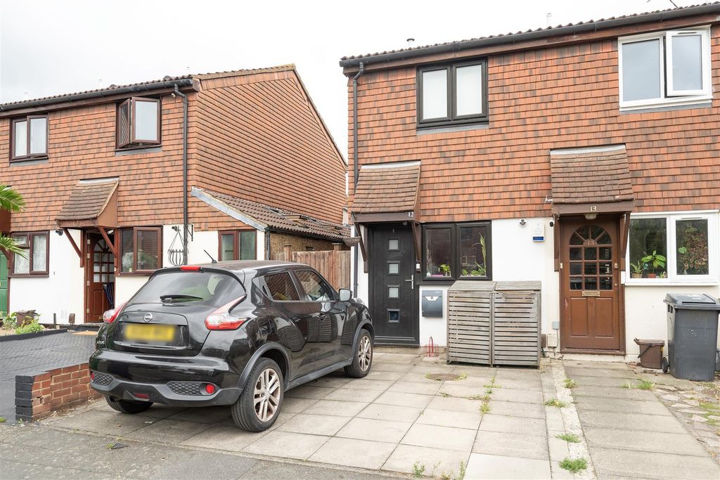 Property photo 1 of 26 Mapleton Road, E4