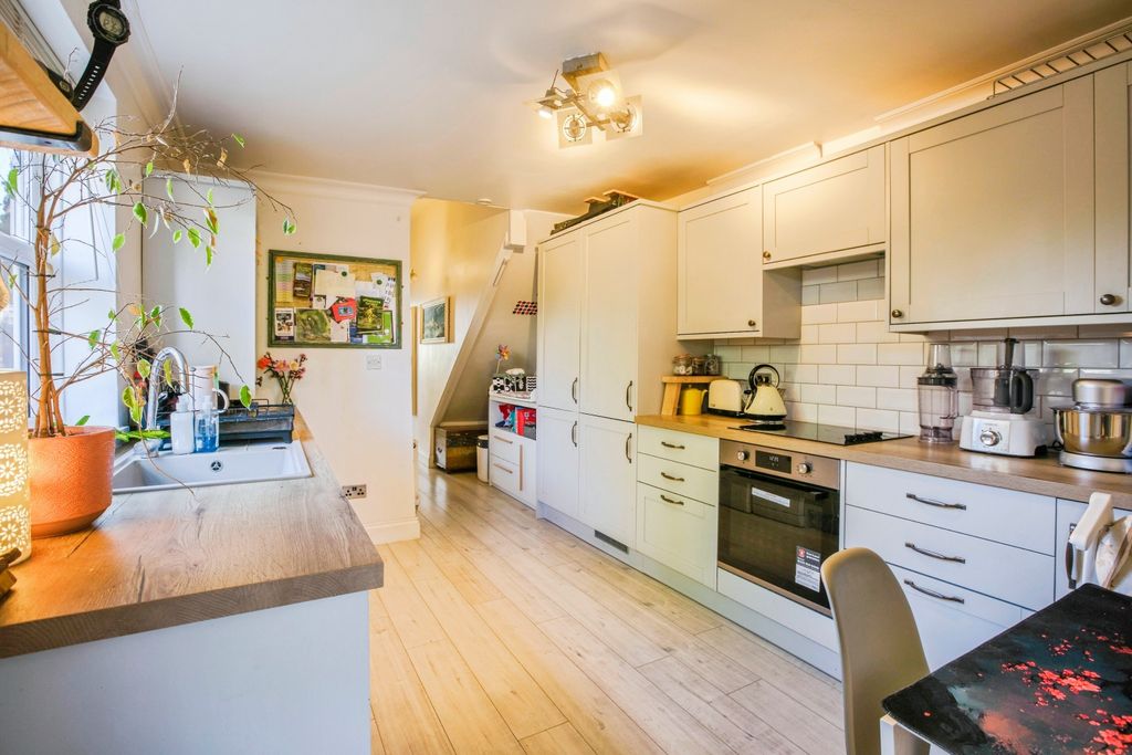 Property photo 3 of 18 Kitchen