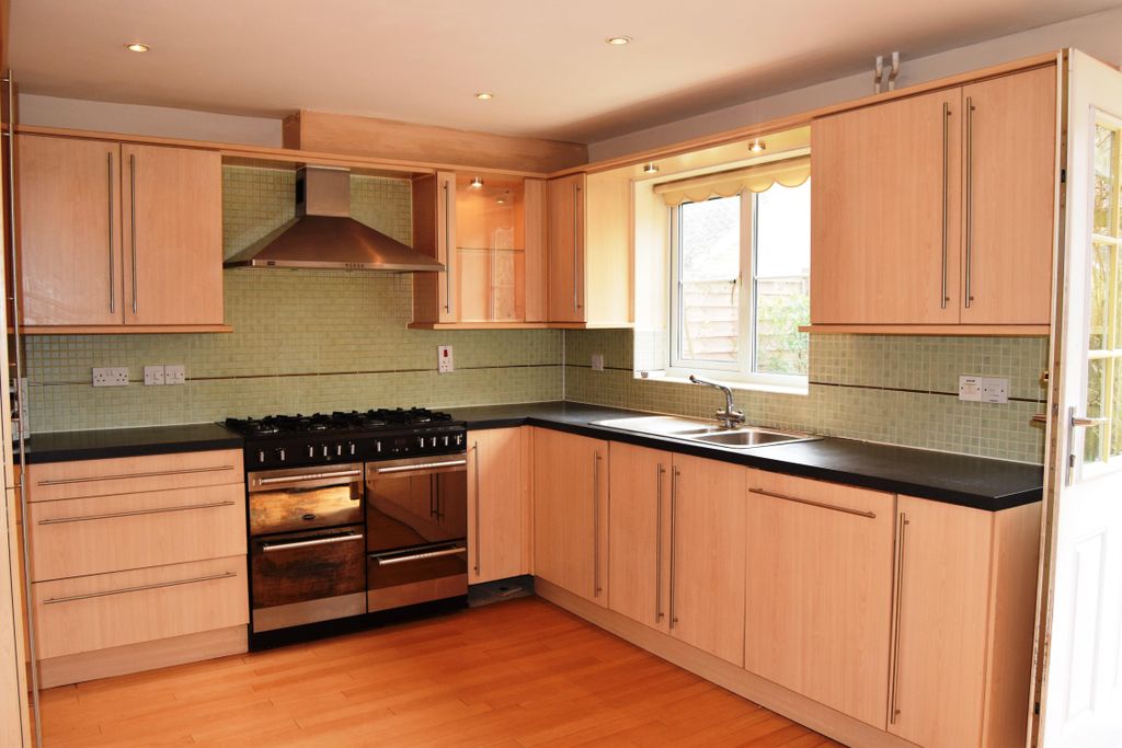 Property photo 3 of 7 Kitchen