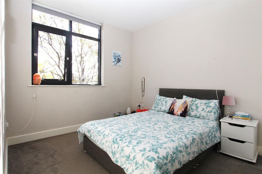 Property photo 3 of 6 Bedroom .Jpg