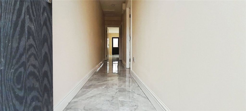 Property photo 2 of 8 Entrance Hall