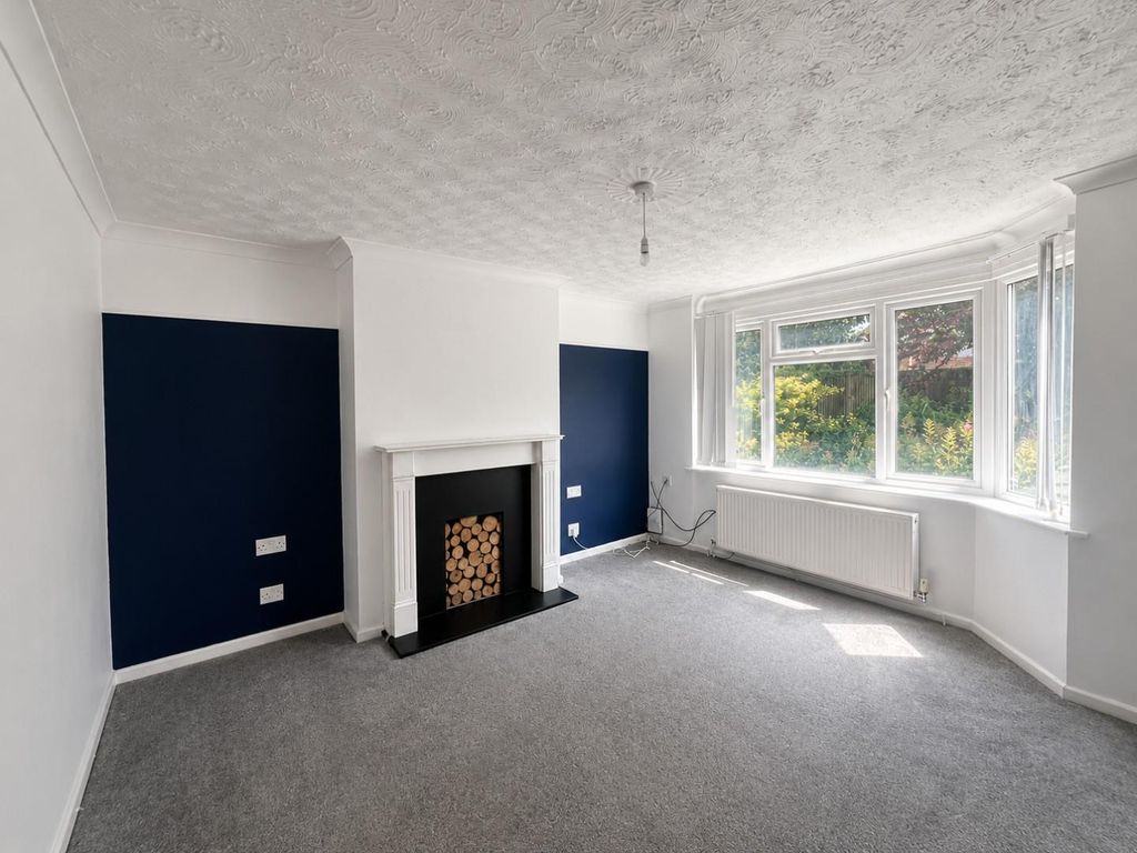 Property photo 3 of 13 5 The Cresent - Lounge..Jpg