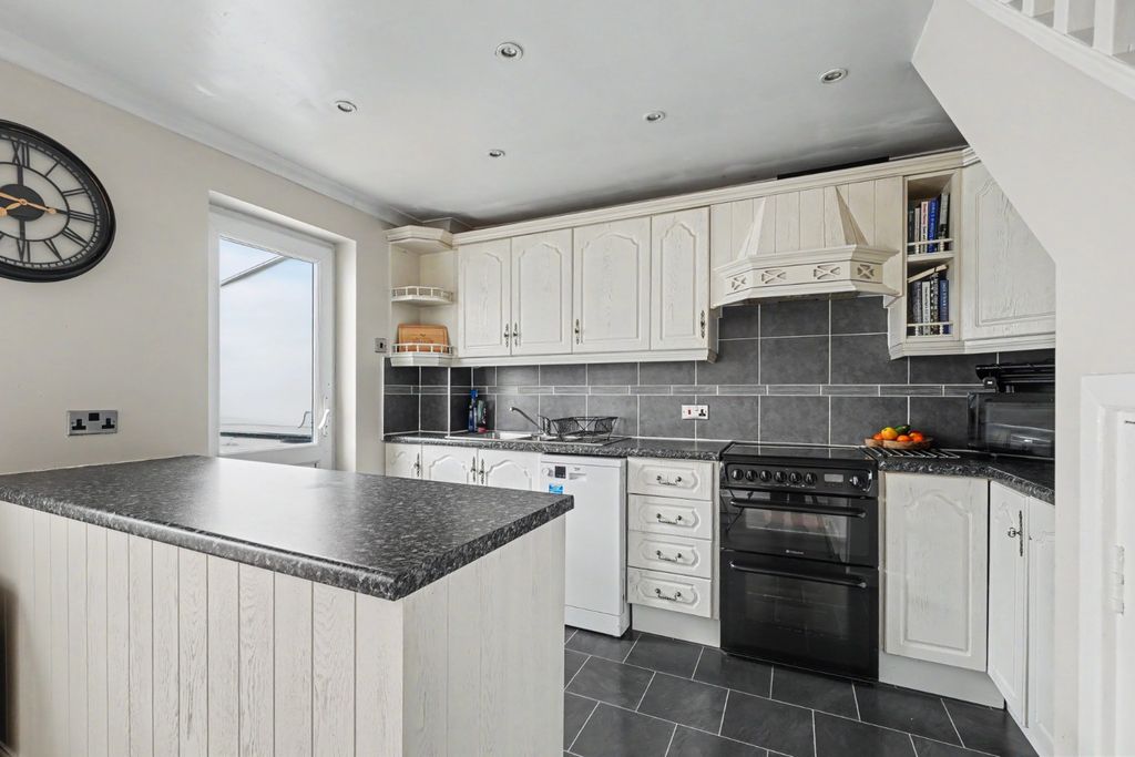 Property photo 3 of 16 5018667