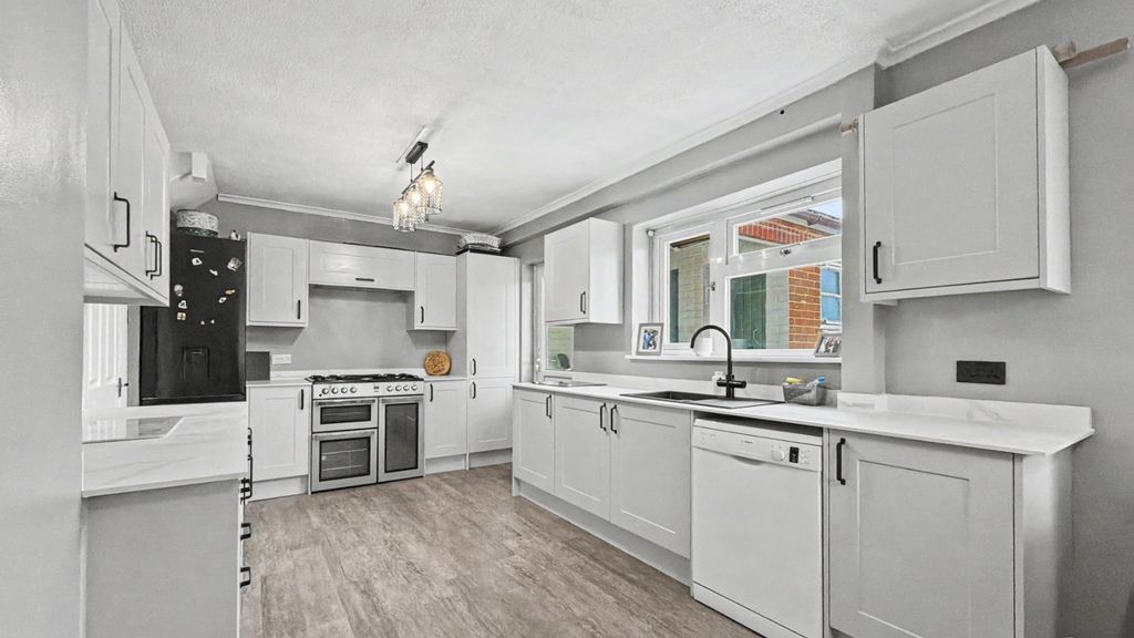 Property photo 2 of 12 4939992