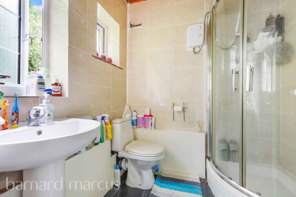 Property photo 1 of 9 Bathroom
