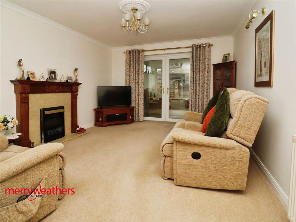 Property photo 3 of 13 Lounge